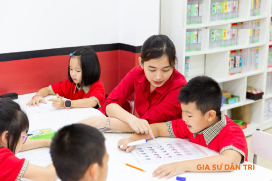 Nếu bạn đang tìm kiếm một trung tâm gia sư dạy kèm tại nhà tại Hà Nội, chúng tôi là sự lựa chọn hoàn hảo cho bạn. Với đội ngũ giáo viên giàu kinh nghiệm, chúng tôi cam kết sẽ giúp con bạn phát triển hết mức kỹ năng vẽ tranh của họ, giúp họ đạt được những tiến bộ đáng kể.